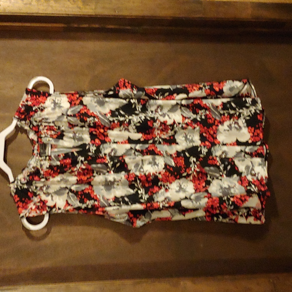 Sleeveless Limited top, size 1x, red, white and black.